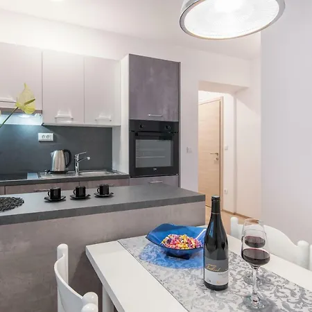 Beachfront Zanic Apartament *